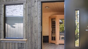 Un mur extérieur en bois avec une fenêtre et une porte.
