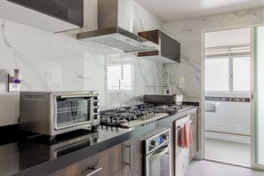 Microondas, horno, parrilla de estufa y lavavajillas 