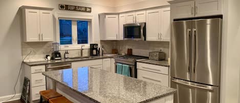 Jääkaappi, mikroaaltouuni, uuni, liesi