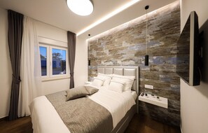 3 bedrooms, in-room safe, travel cot, free WiFi