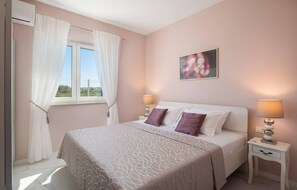 3 bedrooms, travel crib, free WiFi, bed sheets