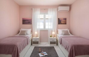 3 bedrooms, travel crib, free WiFi, bed sheets