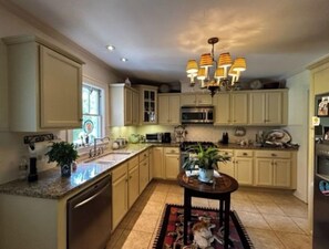 Fridge, microwave, oven, dishwasher - Charming 3 bedroom home (Lewisburg)