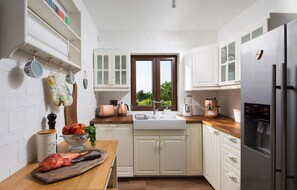 Frigorifero, forno, piano cottura, lavastoviglie