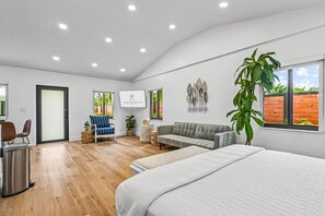 7 bedrooms, desk, iron/ironing board, travel cot - Freedom House • Urban Oasis • Eclectic Retreat • Fort Lauderdale FL • SLEEPS 25! (Fort Lauderdale)