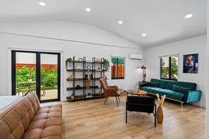 Smart TV, fireplace, books, music library - Freedom House • Urban Oasis • Eclectic Retreat • Fort Lauderdale FL (Fort Lauderdale)