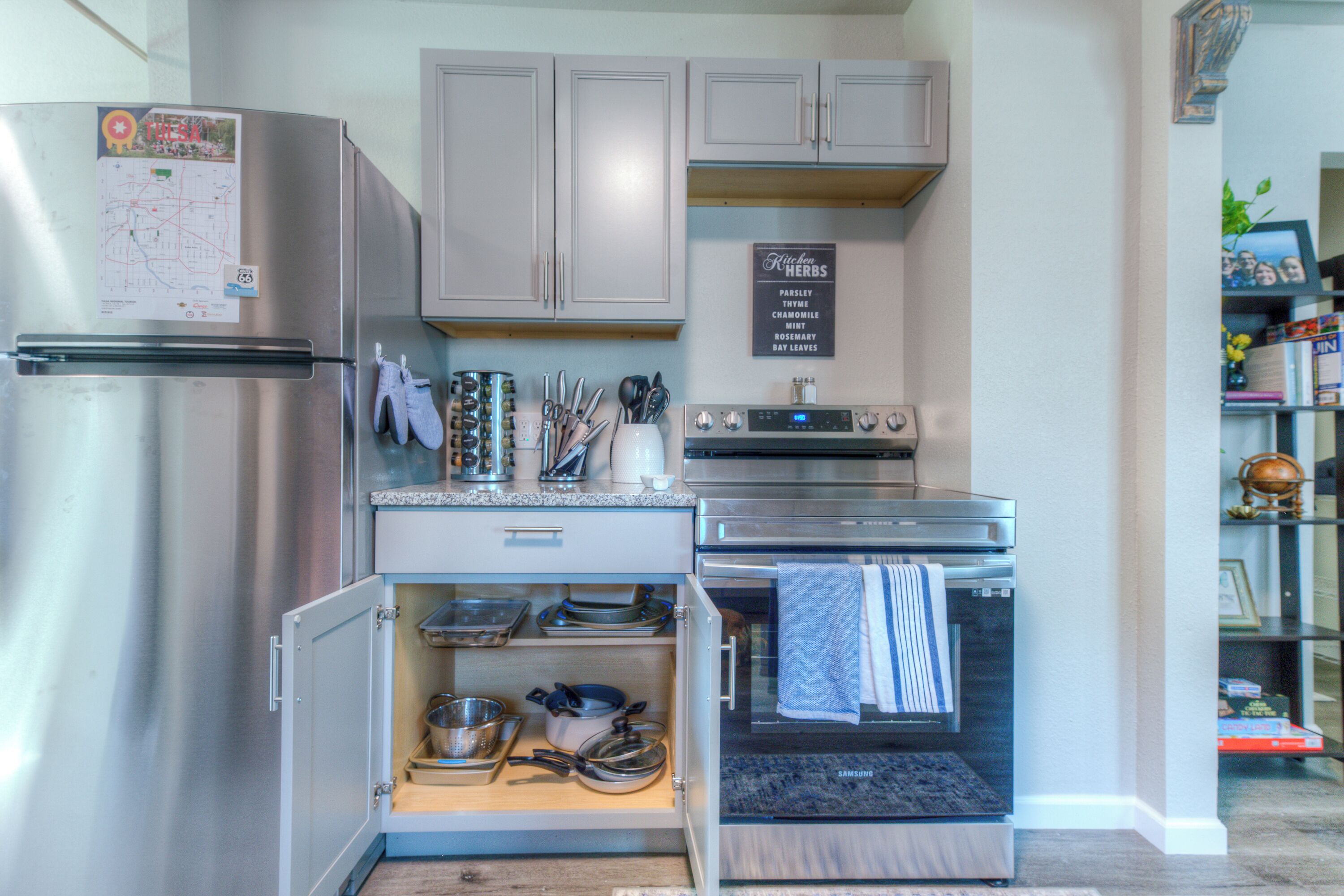 Réfrigérateur, micro-ondes, four, plaque de cuisson