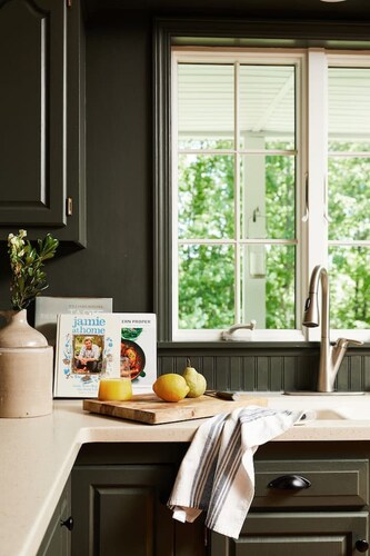 Scenic Hilltop Home, Hot Tub, Fireplace, Home Gym