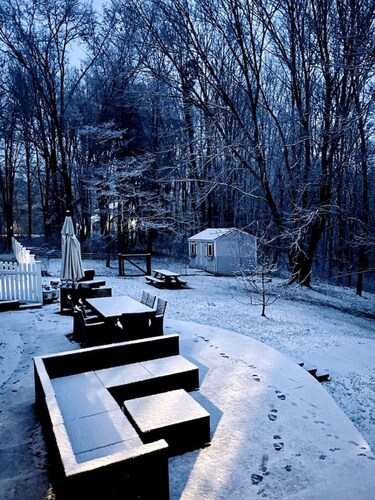 Scenic Hilltop Home, Hot Tub, Fireplace, Home Gym