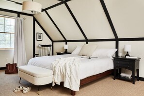 4 bedrooms, desk, iron/ironing board, travel cot