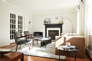 Una Smart TV, una chimenea, un reproductor estéreo