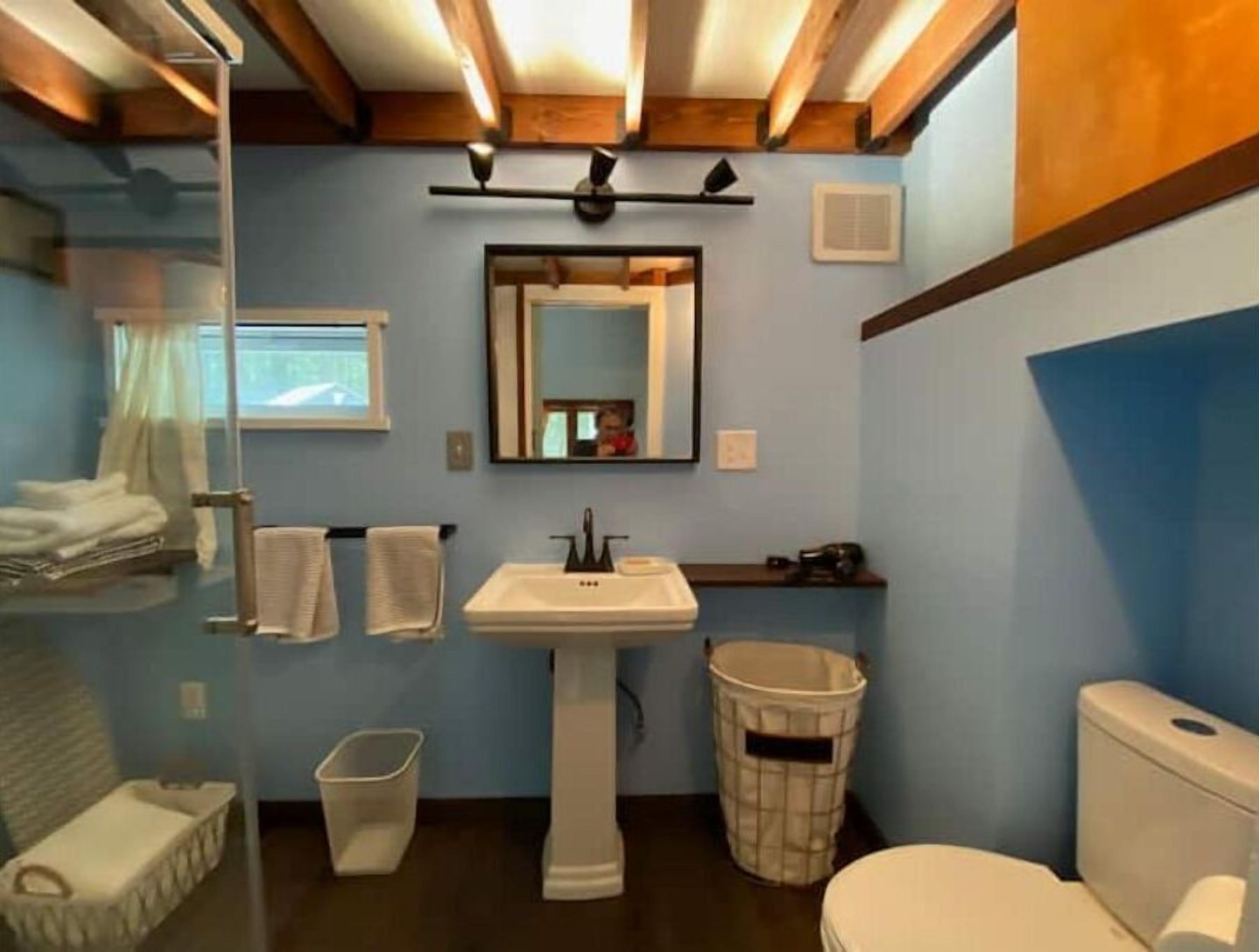 Chuveiro, secador de cabelo, toalhas de banho, sabonete