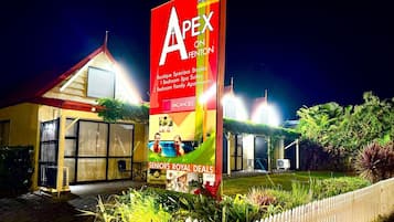 Boendets fasad - kväll/natt