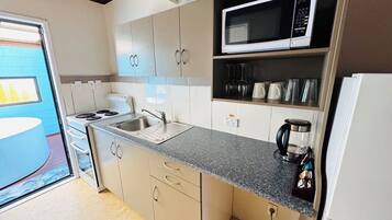 Family Apartment, 2 Bedrooms, Hot Tub | Private kitchen