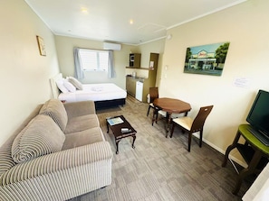 Standard Studio, 1 Queen Bed, Air conditioning | Blackout drapes, free WiFi, bed sheets - Apex on Fenton (Rotorua)