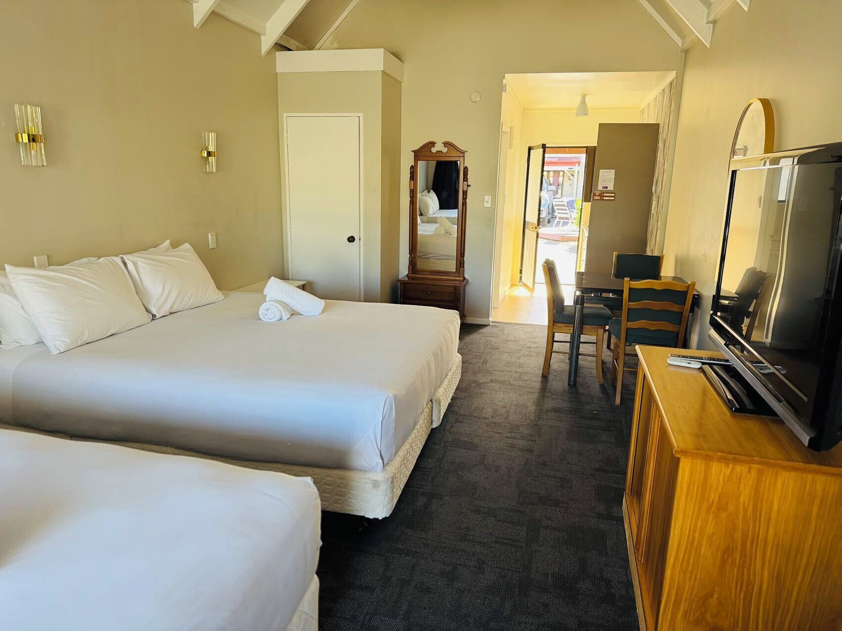 Blackout drapes, free WiFi, bed sheets