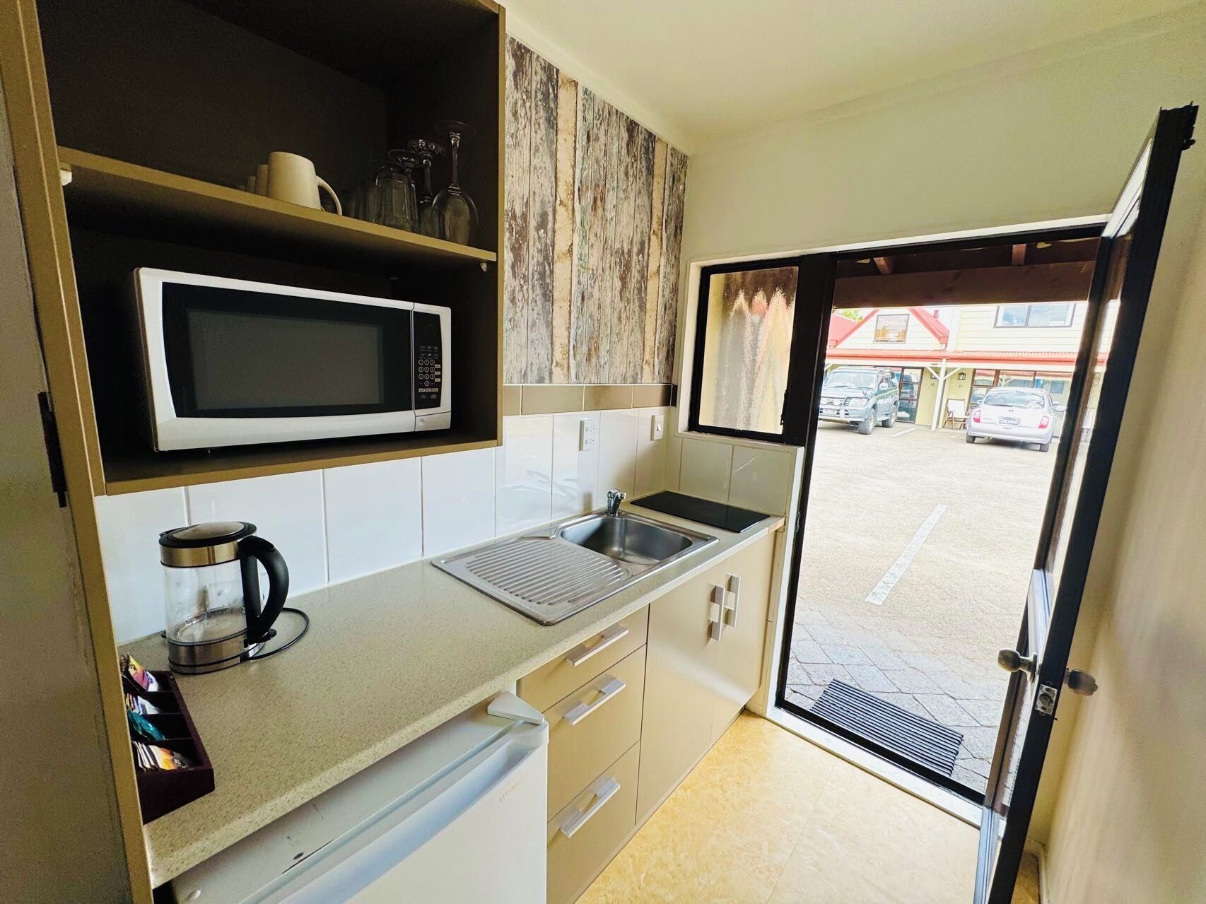 冰箱、微波炉、炉灶、电热水壶