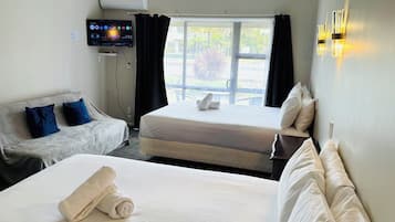 Studio dành cho gia đình, máy điều hòa, tầng trệt | 1 phòng ngủ, màn/rèm cản sáng, truy cập Internet không dây miễn phí