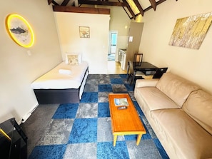 Standard Suite, 1 Bedroom, Hot Tub | Living area | 32-inch flat-screen TV with digital channels - Apex on Fenton (Rotorua)
