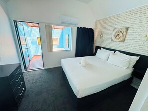 Standard Suite, 1 Bedroom, Hot Tub | Blackout drapes, free WiFi, bed sheets - Apex on Fenton (Rotorua)