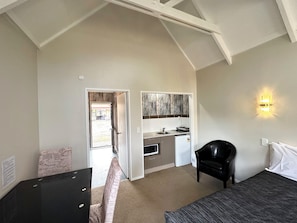 Deluxe Studio, Air conditioning, Ground Floor | 1 bedroom, blackout curtains, free WiFi, bed sheets