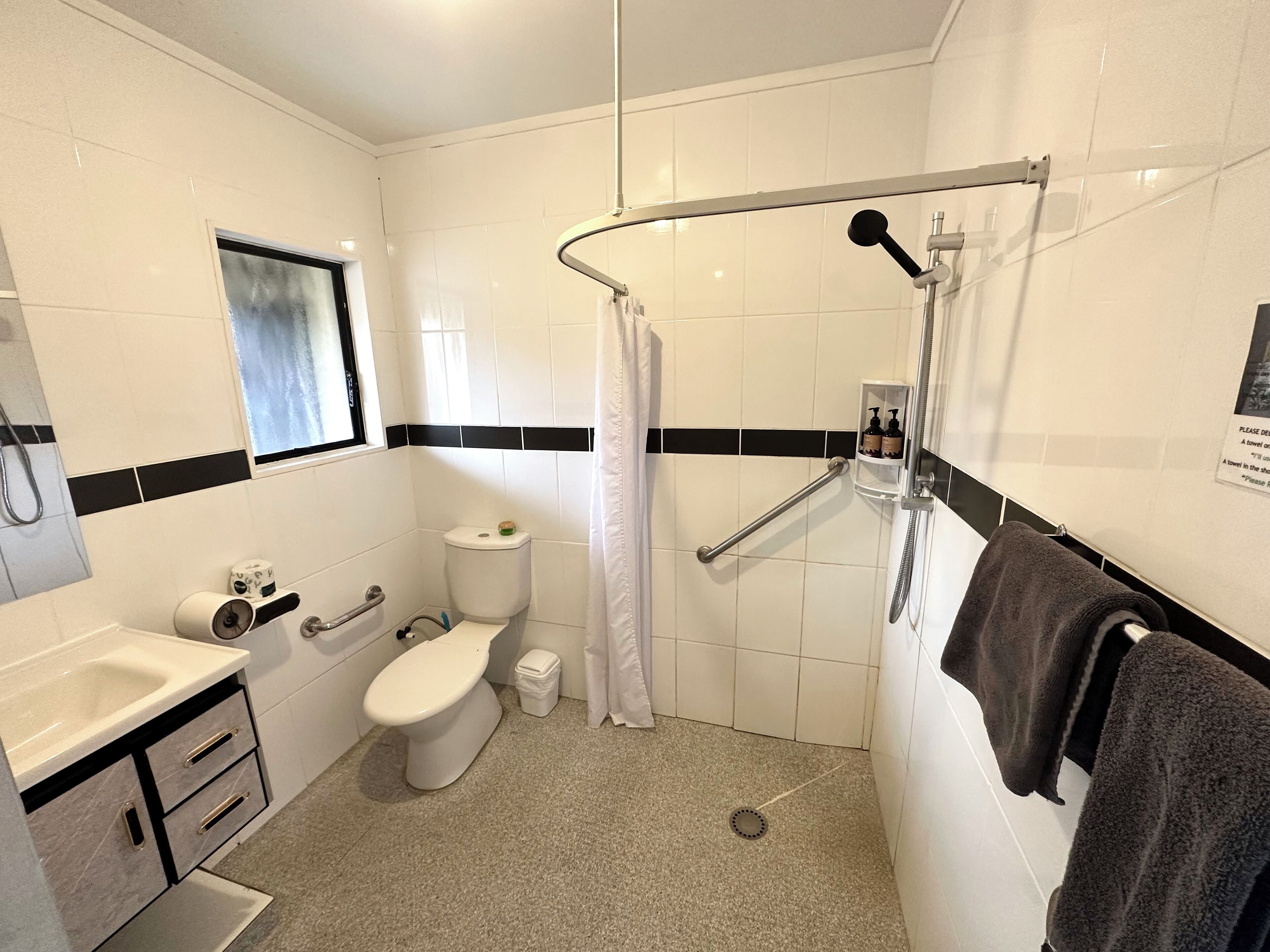 Deluxe Studio, Air conditioning, Ground Floor | Bathroom | Shower, towels, shampoo, toilet paper