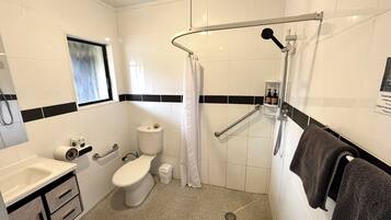 Studio Deluxe - luftkonditionering - bottenvåning | Badrum | Dusch, handdukar, schampo och toalettpapper
