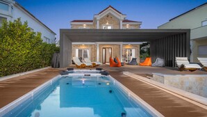 A modern outdoor pool area with lounge chairs and a hot tub. - Lovely home in Novalja with WiFi (Novalja)