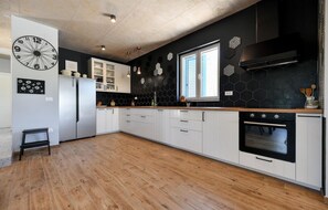 Fridge, oven, stovetop, dishwasher - Cozy home in Debeljak (Debeljak)