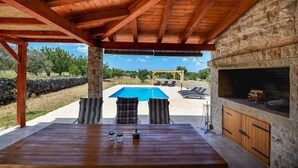 Outdoor dining - Cozy home in Debeljak (Debeljak)