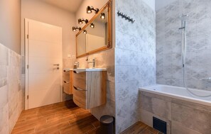 Bathtub, hair dryer - Cozy home in Debeljak (Debeljak)