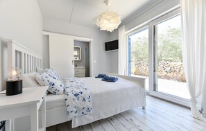 4 bedrooms, travel cot, free WiFi, bed sheets - Cozy home in Debeljak (Debeljak)