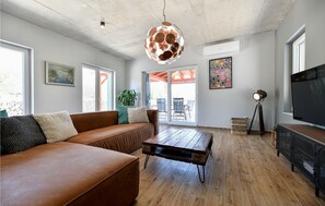 Fireplace - Cozy home in Debeljak (Debeljak)