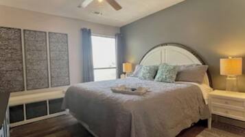 1 habitación, escritorio, tabla de planchar con plancha y cuna de viaje
