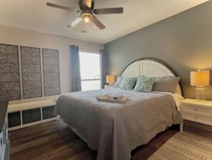 1 Schlafzimmer, Schreibtisch, Bügeleisen/Bügelbrett, Reisekinderbett