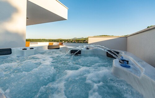 Beautiful home in Zdrelac