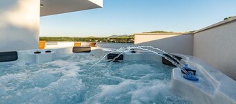 Beautiful home in Zdrelac