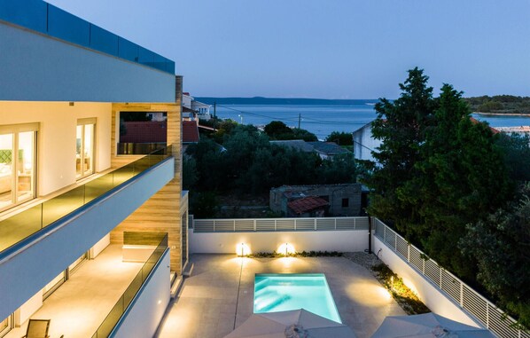 حمّام سباحة مُدفَّأ