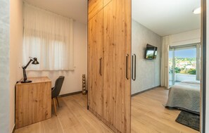 3 bedrooms, in-room safe, iron/ironing board, travel cot