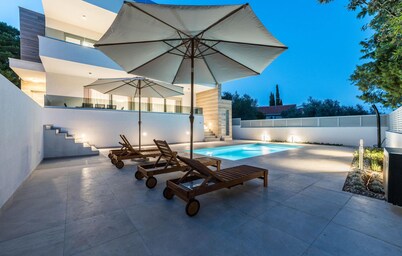 Beautiful home in Zdrelac