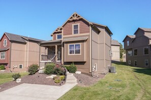 Exterior - FAMILY makes this HOUSE a HOME with 7 Kings + Hot Tub (Hollister)
