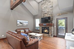 Smart TV, fireplace - FAMILY makes this HOUSE a HOME with 7 Kings + Hot Tub (Hollister)