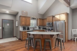 Fridge, microwave, oven, stovetop - FAMILY makes this HOUSE a HOME with 7 Kings + Hot Tub (Hollister)