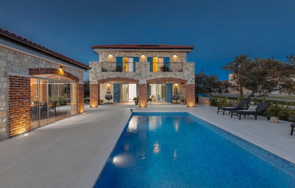 A heated pool - Beautiful home in Sukosan with WiFi (Sukosan)