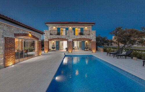 Beautiful home in Sukosan with WiFi