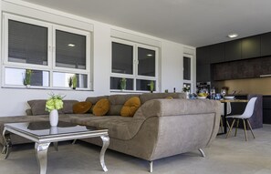 Fernseher, Kamin, Tischtennisplatte, Stereoanlage