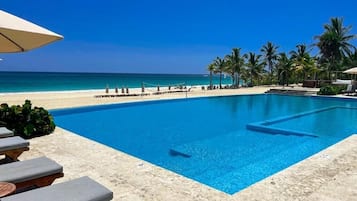 Una piscina al aire libre, una piscina climatizada