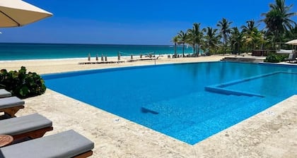 Ocean beach & pool, stunning 2 Bed, 2 Bathroom cozy apartment -gated secure area