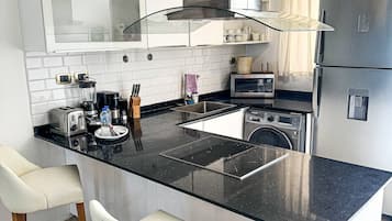 Refrigerador, parrilla de estufa, lavavajillas y cafetera y tetera