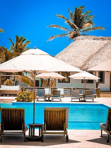 Ocean beach & pool, stunning 2 Bed, 2 Bathroom cozy apartment -gated secure area